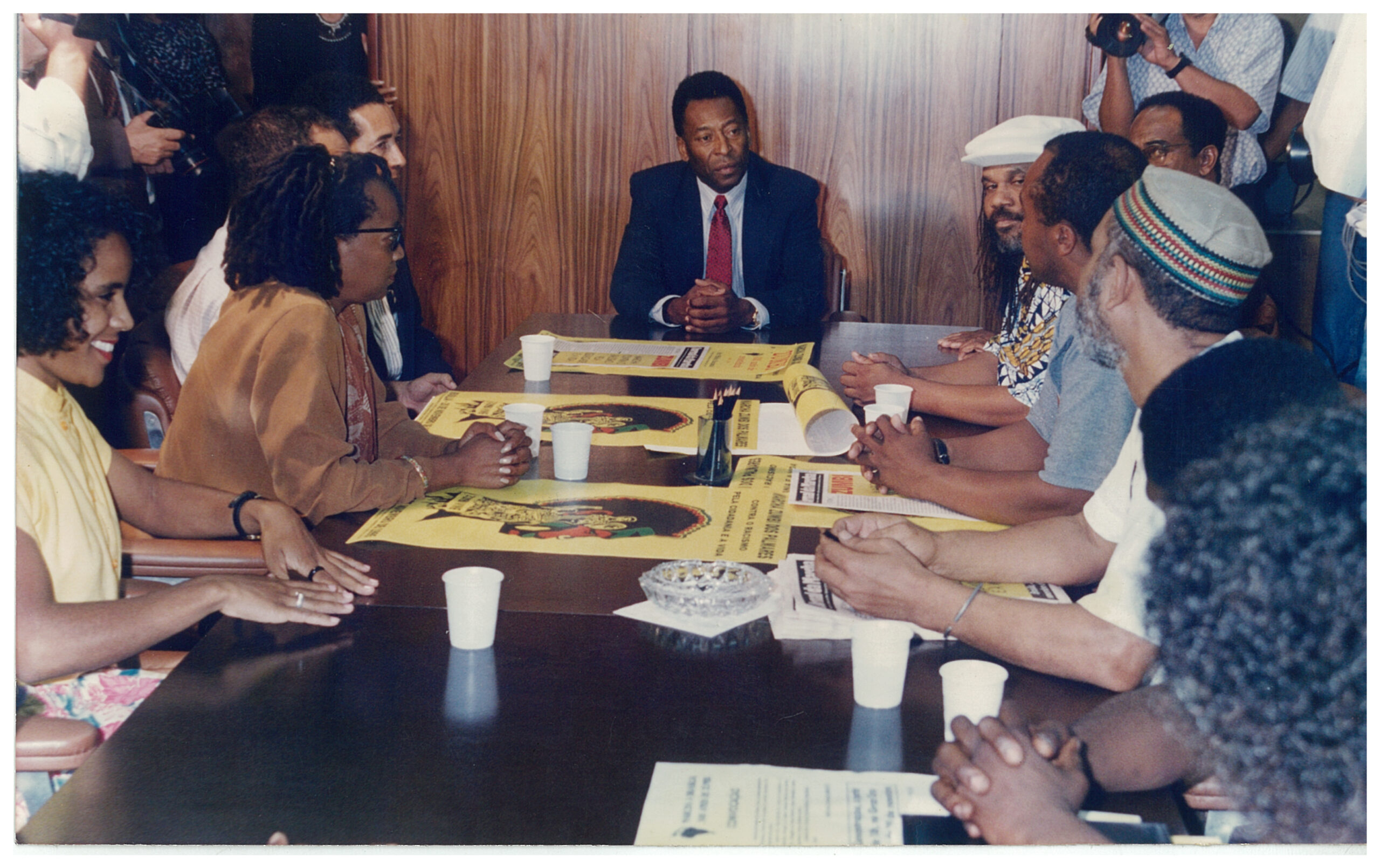 Reunião entre integrantes da Executiva Nacional da Marcha Zumbi dos Palmares e o então ministro extraordinário do Esporte, Edson Arantes do Nascimento (Pelé).