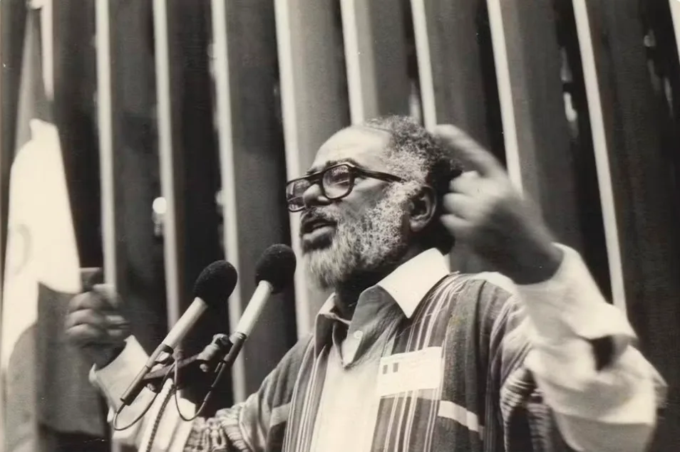 Ex-senador Abdias Nascimento completaria 112 anos neste sábado (14); hoje Senado tem apenas 24 negros eleitos